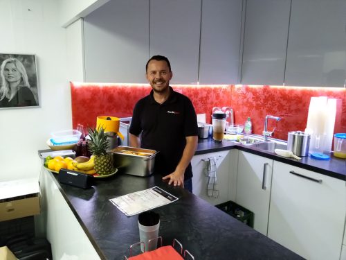 events-catering-smoothies-mobile-smoothiebar-mango-smoothie-smoothie-maker-barkeeper